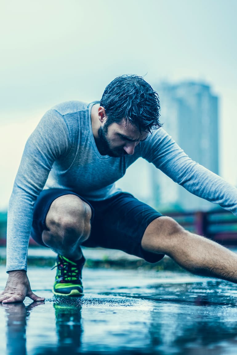 El entrenamiento bajo la lluvia suele potenciar la agilidad y la concentración y ayuda a desarrollar fuerza y equilibrio