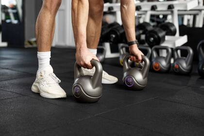 El entrenamiento con kettlebells se trata del uso de pesas rusas para mejorar la fuerza y la resistencia