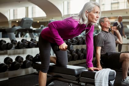 El entrenamiento con pesas puede ser especialmente útil porque desarrolla músculo, lo que aumenta aún más el apetito