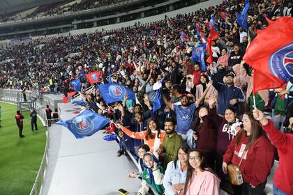 El entrenamiento de PSG repleto de espectadores en el Estadio Internacional Khalifa de Qatar