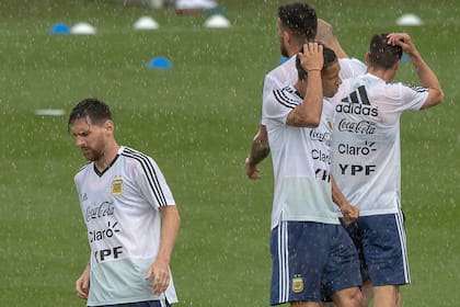 El entrenamiento del seleccionado, bajo la lluvia, en Barcelona