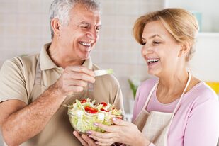 El envejecimiento es un proceso inevitable, sin embargo, a través de la alimentación se puede retrasar el deterioro del organismo