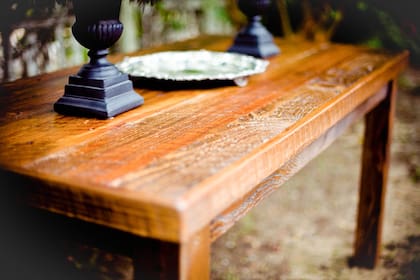 El envejecimiento natural de la madera y otros materiales de estos artículos pueden liberar compuestos que generan un aroma característico, similar a la humedad