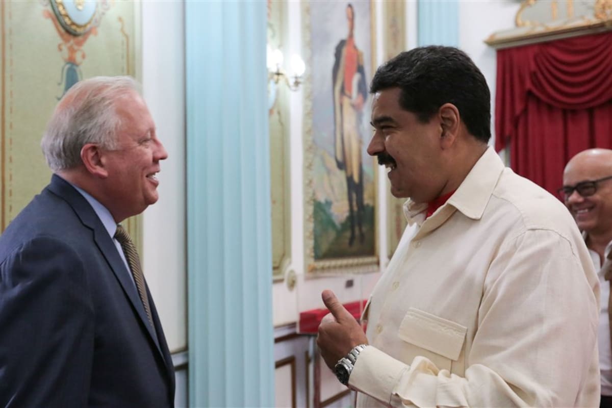 El enviado de la Casa Blanca, Thomas Shannon, junto a Maduro
