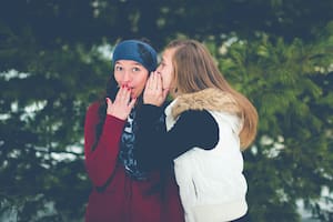 El envidioso suele hacer uso del chisme y de la descalificación