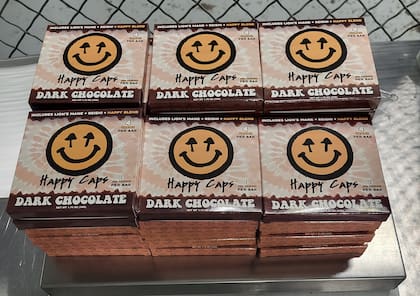 El envío constaba de 50 paquetes de gomitas de psilocibina, 40 barras de chocolate y 10 paquetes de cápsulas