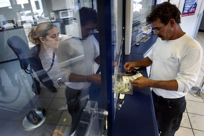 El envío de remsas a países de Latinoamérica es una práctica común entre quienes emigran. (Photo by Joe Raedle/Getty Images)