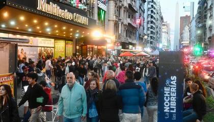 El epicentro de La Noche de las Librerías seguirá siendo la Avenida Corrientes, donde entre Callao y Cerrito se instalarán seis escenarios temáticos, tarimas y activaciones culturales