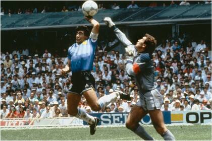 El épico momento de Diego Maradona ante Peter Shilton en el Argentina-Inglaterra de México 1987