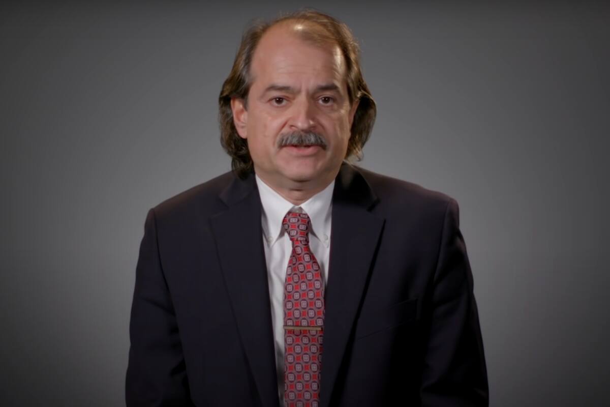 El epidemiólogo estadounidense John Ioannidis puso en duda los datos que se tienen sobre el coronavirus y cuestionó las medidas de cuarentena (YouTube)
