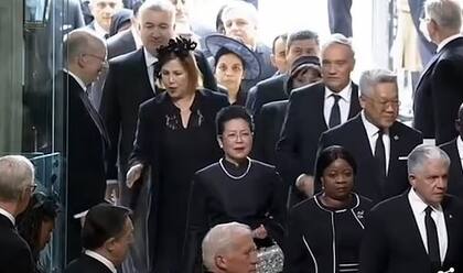 El episodio que protagonizó la mujer del embajador argentino en el funeral