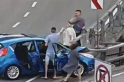 El episodio quedó registrado en una cámara de seguridad