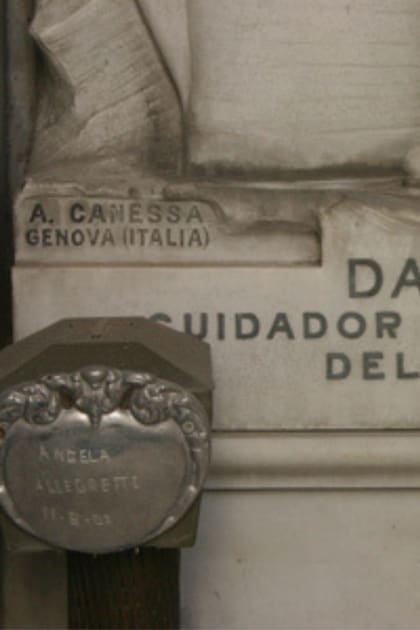 El epitafio al pie de la tumba de David Alleno fue escrito por él mismo, antes de morir para estrenarla