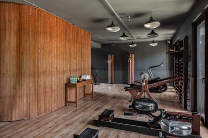 El equipamiento del gimnasio es de la marca americana Waterrower, conocida por sus diseños.