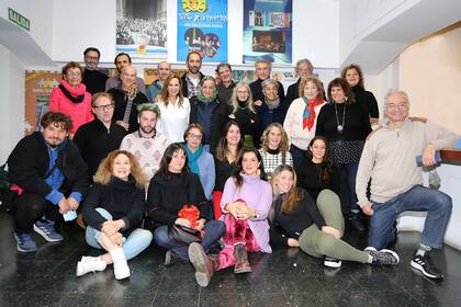 El equipo a pleno del ciclo Idénticos, de Teatro x la identidad