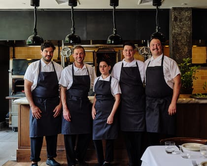 El equipo al frente de la cocina del restaurante