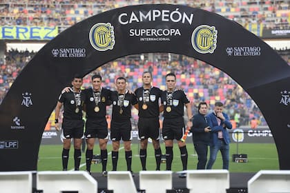 El equipo arbitral de la final que Rosario Central le ganó a Estudiantes quedó en el ojo de la tormenta