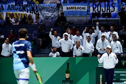 El equipo argentino celebrando y apoyando a Pella, en el primer punto de la serie ante España.