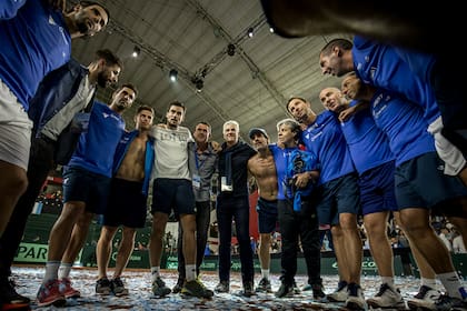 El equipo argentino, con los colaboradores y dirigentes, celebra en la cancha del estadio Cantoni