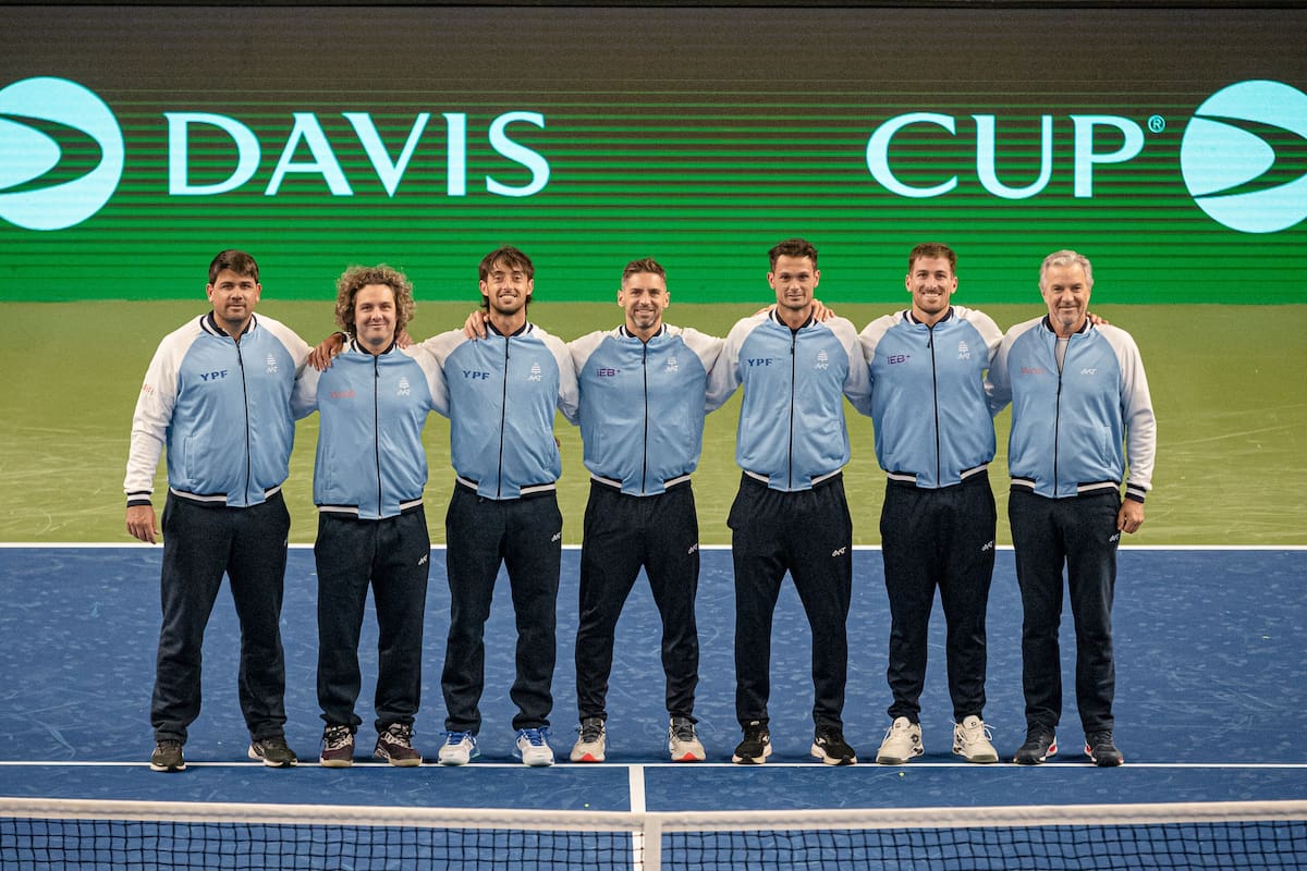 El equipo argentino de Copa Davis, con 5 debutantes, en Busan para medirse con Corea del Sur: en la imagen, Trungelliti, Tirante, Andreozzi, Ficovich y Gómez, acompañados por Schwank y Frana