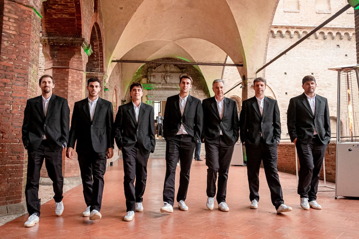 El equipo argentino de Copa Davis, por las calles de Bolonia: Molteni, Cerúndolo, Comesaña, Etcheverry, Frana, Zeballos y Schwank