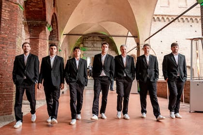 El equipo argentino de Copa Davis, por las calles de Bolonia: Molteni, Cerúndolo, Comesaña, Etcheverry, Frana, Zeballos y Schwank
