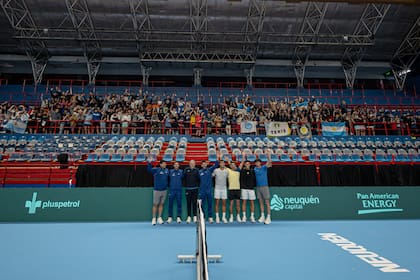 El equipo argentino de Copa Davis posando en el estadio Ruca Che de Neuquén, un evento con un fuerte (y evidente) patrocinio de empresas petroleras