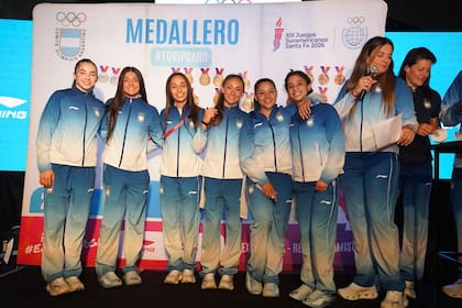 El equipo argentino de gimnasia, con Emilia Acosta entre sus filas (a la derecha)