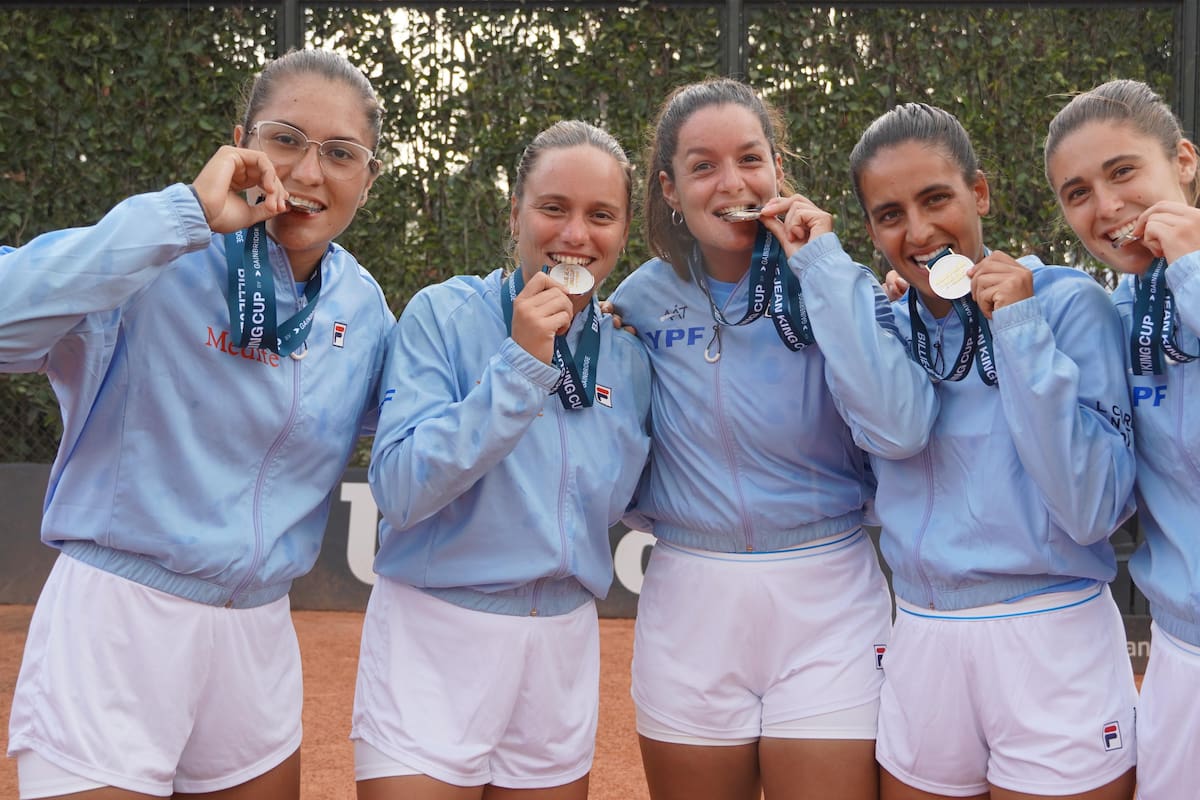 El equipo argentino de la Billie Jean King Cup que, en Bogotá, logró la clasificación para los playoffs: Giovannini, Capurro, Estable, Carlé y Riera