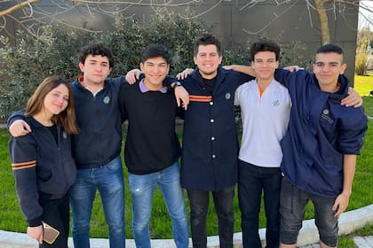 El equipo argentino de robótica que viajará a Ginebra. De izquierda a derecha, Delfina Mosqueira, Mauricio Garavani, Emanuel Albornoz, Emanuel Moroni (mentor), Marcos Giovanelli y Nicolás Bassin