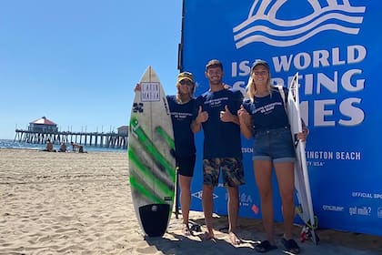 El equipo argentino está listo para el comienzo del Mundial ISA de surf, en la mítica playa de Huntington, en California; Ornella Pellizzari, Santiago Muñiz y Lucía Indurain esperan su momento
