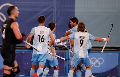 El equipo argentino festeja su tercer gol ante Nueva Zelanda.