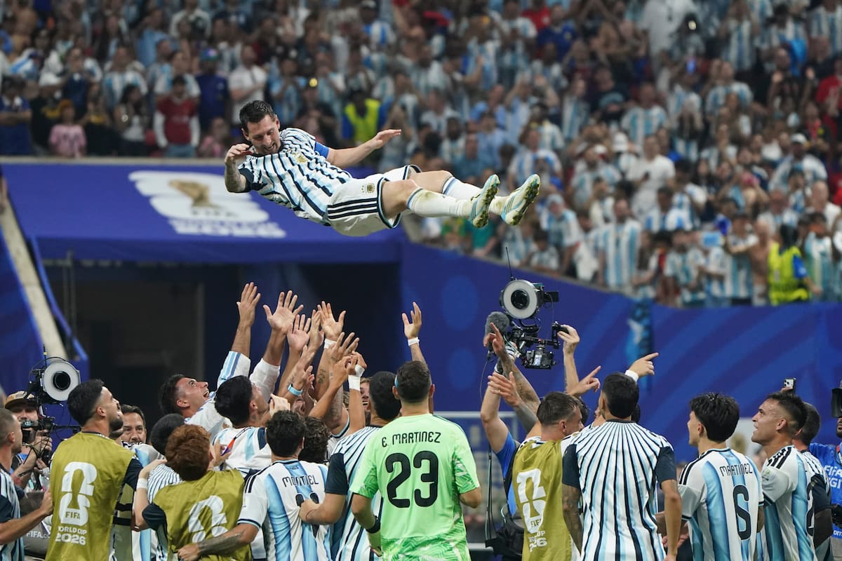 El equipo argentino levanta a su capitán, Lionel Messi #10, al finalizar el partido del Mundial 2026 entre Argentina y Egipto en el Atlanta Stadium de Atlanta, Georgia, Estados Unidos, el 7 de julio de 2026.