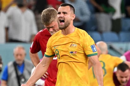 El equipo australiano celebra el triunfo ante Dinamarca que lo ubica en octavos de final de la Copa del Mundo