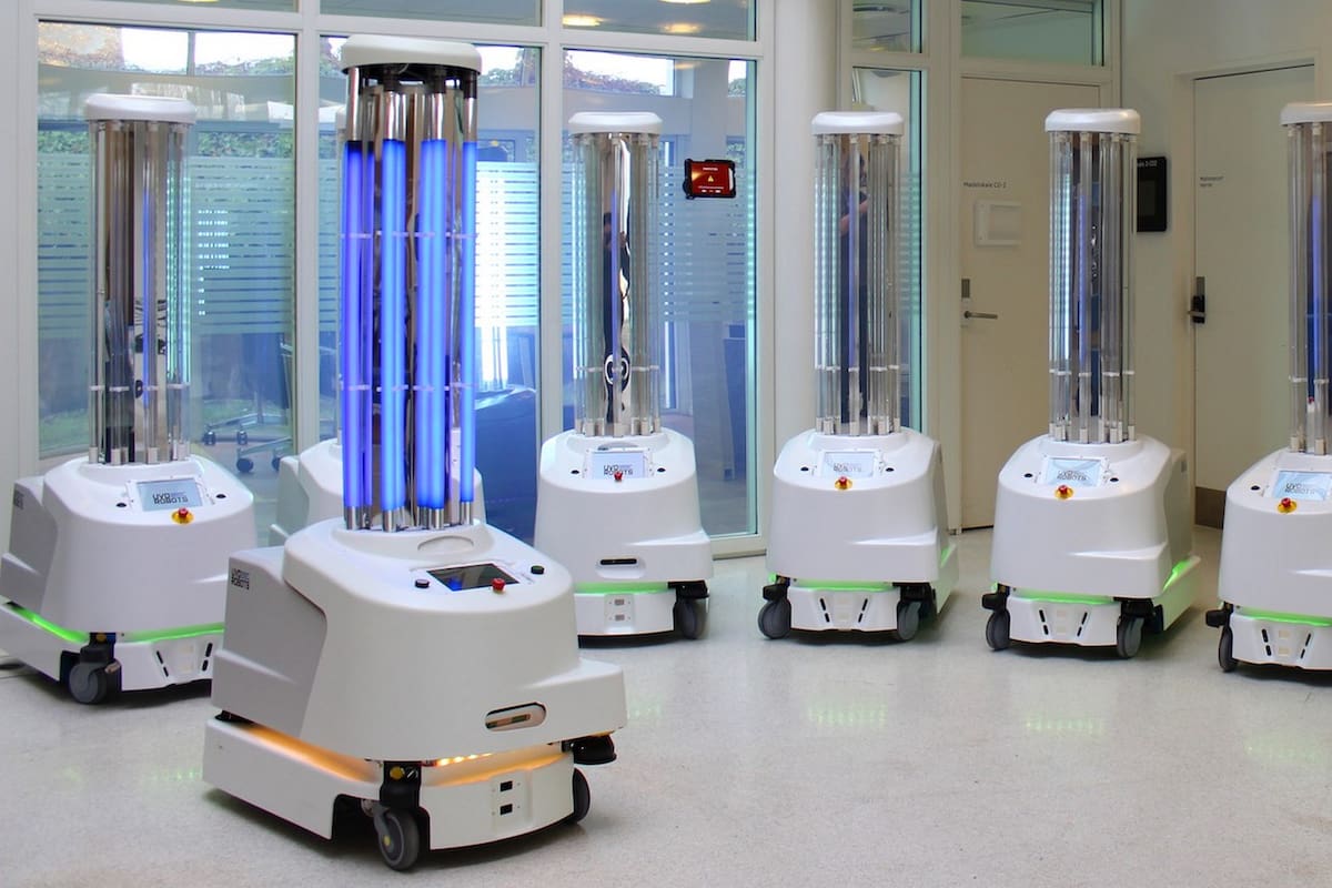 El equipo autónomo de UVD Robots puede desinfectar habitaciones, pasillos y espacios comunes mediante un sistema de luz ultravioleta, un sistema ideal para hospitales y centros médicos