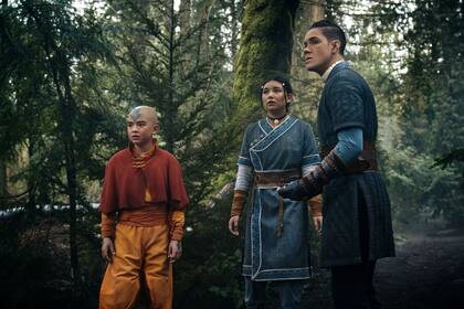 El equipo Avatar en acción: Aang (Gordon Cormier), Katara (Kiawentiio) y Sokka (Ian Ousley)