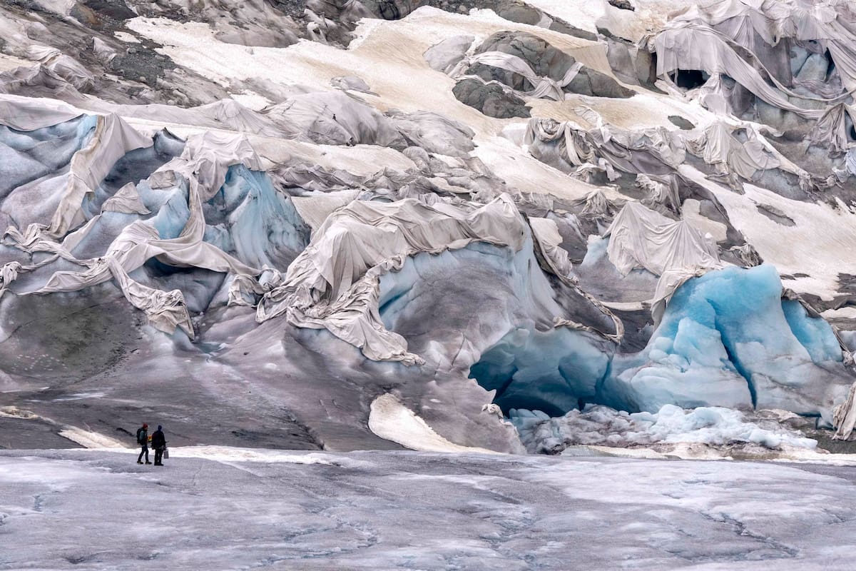 El equipo británico descubrió que el agua cálida del océano se está filtrando debajo de la capa de hielo en su “línea de tierra”, como se denomina al punto en el que el hielo se eleva desde el lecho marino (imagen ilustrativa. Matthias Schrader, AP).