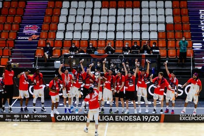 El equipo campeón levanta la copa. Es el cuarto título de Liga ACB que Baskonia conquista en su historia