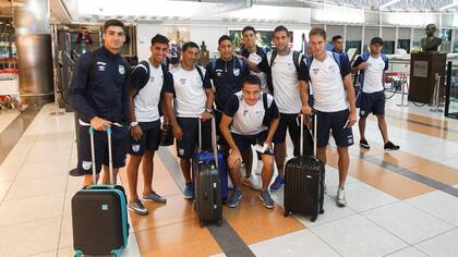 El equipo casi embarcando el avión