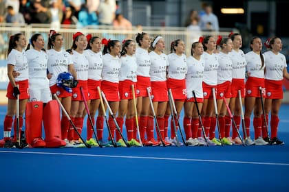 El equipo chileno precalentó y cantó el himno con una remera en homenaje a Claudia Schürer