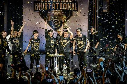 El equipo chino Royal Never Give Up se llevó el trofeo al mejor equipo de la final del League of Legends y es la primera vez desde 2015 que no gana un equipo coreano
