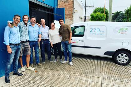 El equipo comandado por Roberto Stazzoni que organizó los puntos de recarga de la batería junto a James Levelle