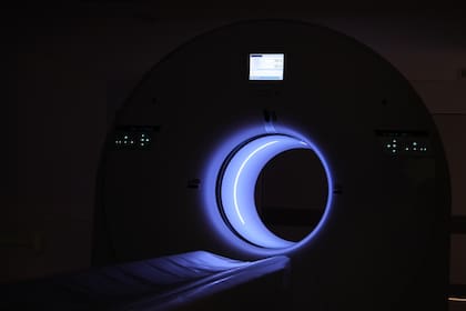 El equipo combina la información metabólica obtenida mediante la administración de un radiofármaco con las imágenes anatómicas de una tomografía computada