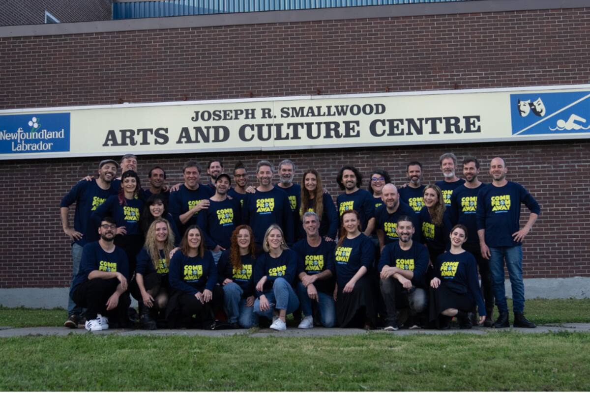 El equipo completo de Come From Away viajó a Gander, el pueblo canadiense donde ocurrió la historia original, y conoció a las personas reales que inspiraron el musical