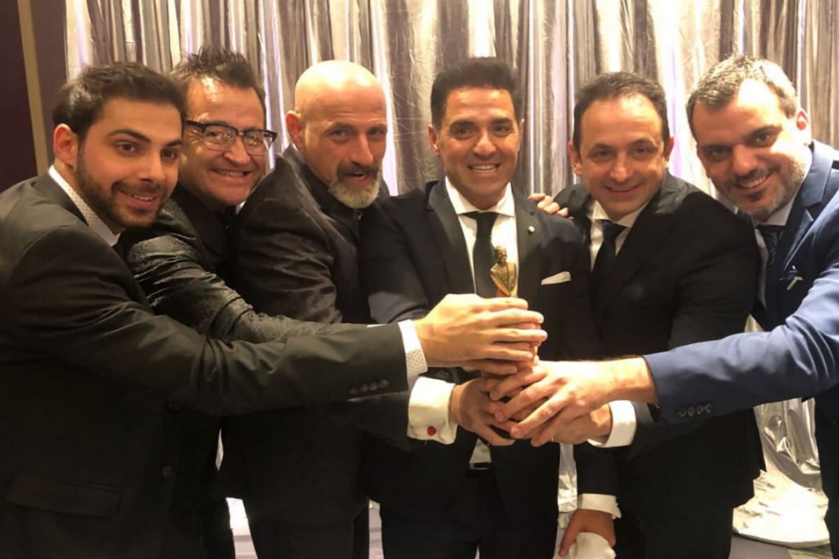 El equipo completo de Polémica en el bar festejando un nuevo Martín Fierro