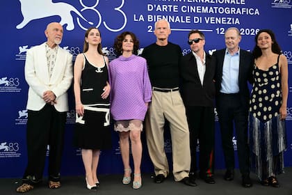 El equipo completo de Wild Horse Nine, este jueves en Venecia: John Malkovich, Marina di Girolamo, Parker Posey, Martin McDonagh, Sam Rockwell, Steve Buscemi y la argentina Ailín Salas