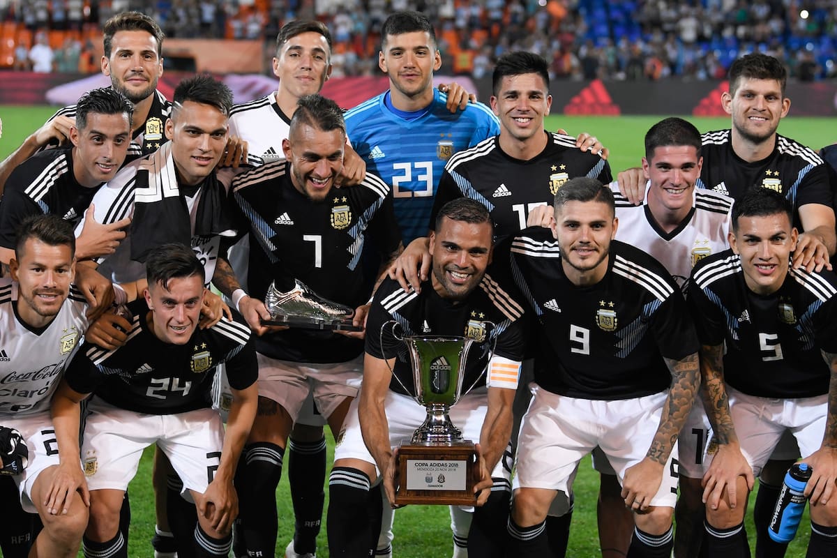 El equipo con la copa, después de imponerse en los amistosos ante México