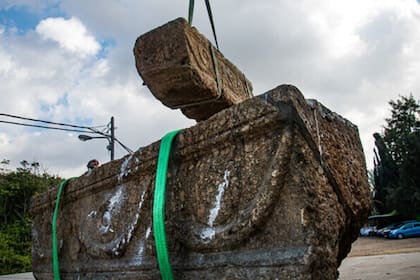 El equipo constructor empezó a cavar en el lugar y encontró dos objetos que sobresalían del suelo. Al revisar de cerca, descubrieron que se trataba de dos ataúdes antiguos tallados en piedra