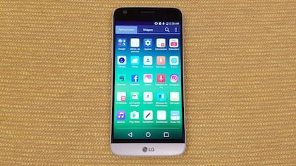 El equipo corre Android 6.0.1, y cuenta con 32 GB de almacenamiento interno (expandibles vía microSD)