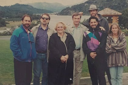 El equipo de ABC News que trabajó en Bariloche; de izquierda a derecha: Joe Lomonaco, camarógrafo; Harry Phillips, productor; Dalila Herbst, productora; Sam Donaldson, periodista y presentador; Steve Blanco, sonidista; el sonidista de Donaldson y la traductora
